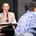 「不条理・四谷怪談」の舞台稽古を見る別役実さん＝２０１３年、尼崎市