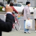 投開票まで１カ月を切った高砂市長選。感染拡大の影響で立候補予定者は街頭活動に力を入れる＝高砂市中島１