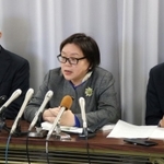 仁恵病院で新たに４人の入院患者の新型コロナウイルス感染が確認され、会見する北窓隆子医監（中央）ら＝１２日午前、姫路市役所（撮影・地道優樹）