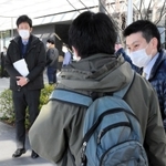 外来で訪れた患者に事情を説明する構成市の職員ら＝１２日午前、小野市市場町、北播磨総合医療センター