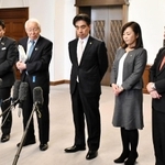 新型コロナウイルス拡大の防止について取材に応じる井戸敏三知事（左から２人目）ら＝兵庫県公館