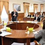 新型コロナウイルスの拡大防止について意見交換した井戸敏三知事（中央）ら＝兵庫県公館