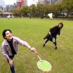 開放された芝生広場でバドミントンを楽しむ若者たち＝１４日午後、神戸市中央区加納町６、東遊園地（撮影・吉田敦史）