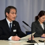 新たに確認された感染者について説明する兵庫県の早金孝防災監（左）ら＝１４日夜、兵庫県庁（撮影・秋山亮太）