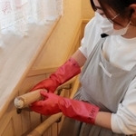 階段の手すりを入念に消毒する職員＝神戸市垂水区南多聞台４、認定こども園「多夢の森」