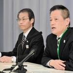 県内の新型コロナウイルスの新たな感染拡大について会見する県の担当者＝１５日夜、県庁（撮影・後藤亮平）