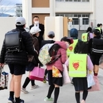 約２週間ぶりに登校する児童たち＝明石市人丸町、人丸小学校