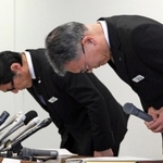 会見で謝罪する神戸新交通の城南雅一社長（手前）と茨木修常務＝１６日午後、神戸市役所