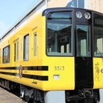 阪神タイガースをイメージしたラッピング車両＝１７日午前、尼崎市北城内、阪神電気鉄道尼崎車庫（撮影・斎藤雅志）