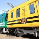 公開された阪神武庫川線の新車両「タイガース号」（右）と「甲子園号」＝１７日午前、尼崎市北城内、阪神電鉄尼崎車庫（撮影・斎藤雅志）