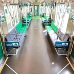 バッターボックスなどをイメージした「甲子園号」の車内＝１７日午前、尼崎市北城内、阪神電鉄尼崎車庫（撮影・斎藤雅志）