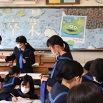 教員による黒板アートで彩られた教室で、最後の一日を過ごす３年生ら＝１７日午前、神戸市西区伊川谷町上脇、伊川谷中学校（撮影・吉田敦史）