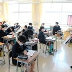 席の間隔を従来よりも空け、マスクを着用して授業を受ける児童たち＝明石市大明石町２、大観小（撮影・川崎恵莉子）