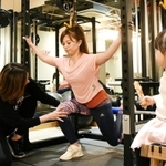 トレーナーの指導を受ける女性。娘に見守られながら汗を流すのが日課だ＝神戸市中央区八幡通４、アンドゥ　神戸スタジオ