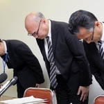 六甲山牧場で死んだ動物の処理方法が不適切だったなどとして、記者会見で謝罪する神戸みのりの公社の長沢秀起理事長（中央）ら＝１９日午前１１時１５分、神戸市役所