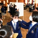 分散して掲示された受験番号から、自分の番号を見つけて喜ぶ受験生ら＝神戸市灘区城の下通１（撮影・秋山亮太）