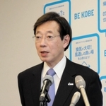 新型コロナウイルス対策などを説明する久元喜造神戸市長＝１９日午後、神戸市役所