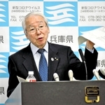 記者会見する兵庫県の井戸敏三知事＝１９日午後、神戸市中央区下山手通５、兵庫県庁