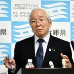 記者会見する兵庫県の井戸敏三知事＝１９日午後、神戸市中央区下山手通５、兵庫県庁