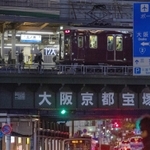 大阪方面への電車が往来する三宮のターミナル。ＪＲや私鉄には大勢の利用客がいる＝１９日夜、神戸市中央区（撮影・中西幸大）