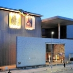 ２４日まで臨時休館となる兵庫県立美術館＝神戸市中央区脇浜海岸通１