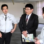 進出を予定する工場跡地を内覧する富士コンピュータの比嘉寛幸さん（中央）＝福島県浪江町藤橋