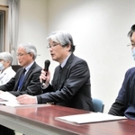 男性研修医の感染状況について説明する県立西宮病院の野口眞三郎院長（右から２人目）ら＝24日夜、西宮市六湛寺町、県立西宮病院（撮影・大盛周平）