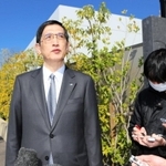 追悼慰霊式典の中止について説明するＪＲ西日本の長谷川一明社長＝２５日午前、尼崎市久々知３