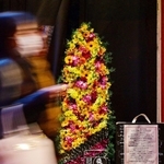 街角に鮮やかな彩りを与えた、土内さんの花のオブジェ＝神戸市中央区小野柄通６