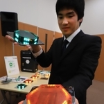 片手で持てる簡易照明「ＨＥＸＡＧＯＮ（ヘキサゴン）」＝神戸市中央区神戸空港、ヒラタ学園
