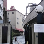 新型コロナウイルスの影響で恒例の合格発表の掲示が取りやめとなった宝塚音楽学校＝２７日午前、宝塚市武庫川町