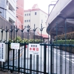 新型コロナウイルスの影響で、合格発表の張り出しが取りやめとなった宝塚音楽学校＝２７日午前、宝塚市武庫川町