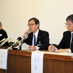 新たな新型コロナウイルスの感染者が確認されたと発表する神戸市の小原一徳保健福祉局長（中央）ら＝２７日午後０時１１分、神戸市役所