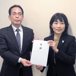 県女性青少年局の大久保和代局長（右）が沖縄県大阪事務所の糸数勝範所長に目録を贈呈した