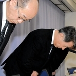 会見の冒頭、頭を下げる県立こども病院の中尾秀人院長（左から２人目）ら＝２７日午後、神戸市中央区下山手通５（撮影・後藤亮平）
