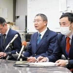 新たな感染者の状況について発表する西宮市の幹部ら＝３０日夜、西宮市役所（撮影・大田将之）