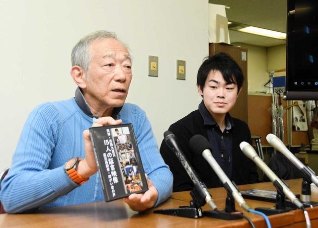 被災高齢者と震災障害者の肉声をまとめた映像集を作った牧秀一さん（左）＝神戸市役所