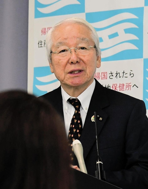 海外渡航者や夜間飲食業向けに厳重警戒を呼び掛ける井戸敏三県知事＝１日午前、兵庫県庁（撮影・中西幸大）