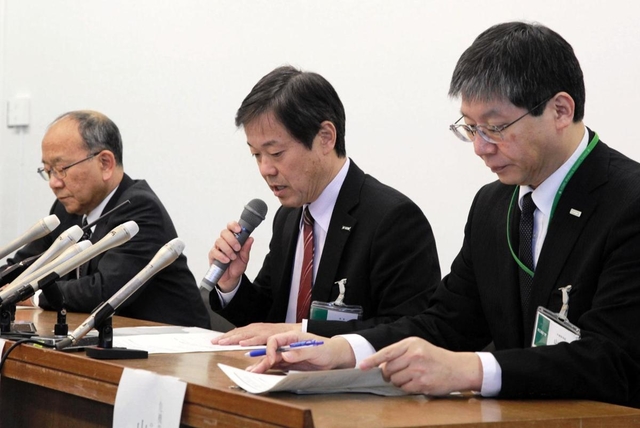 新型コロナウイルスの感染者について発表する小原一徳健康局長（中央）ら＝１日午後、神戸市役所