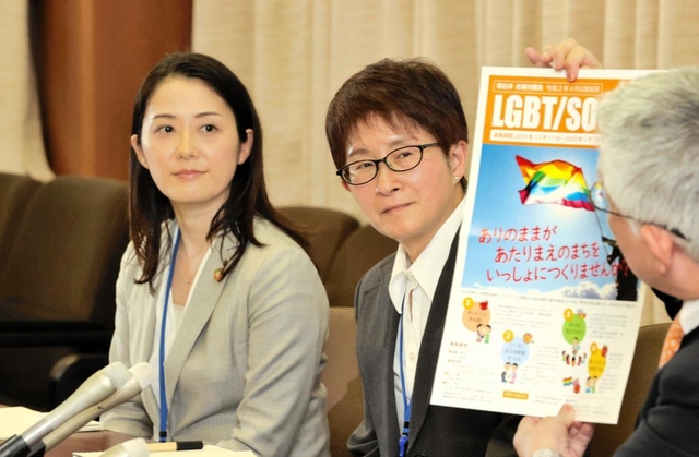 ＬＧＢＴ（性的少数者）などへの理解を広げる施策を担う明石市の専門職員になった増原裕子さん（左）と高橋朗さん＝明石市中崎１、明石市役所（撮影・斎藤雅志）