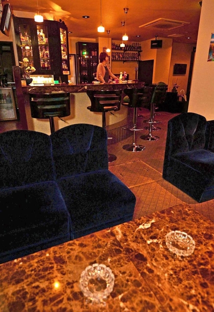 出勤者を減らしているラウンジ。休業も検討中だという＝１日午後、神戸市中央区（撮影・秋山亮太）