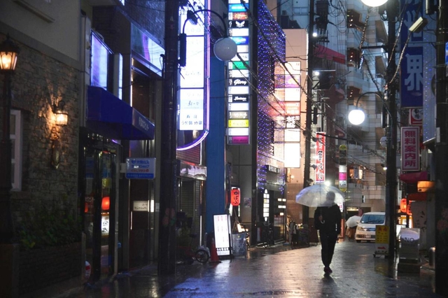 接客を伴う飲食の自粛要請の影響もあって閑散とした歓楽街＝１日午後、神戸市中央区（撮影・秋山亮太）