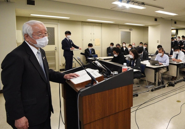 新型コロナウイルス感染症の対策について会見する井戸敏三知事（左）＝３日午後、兵庫県庁（撮影・後藤亮平）