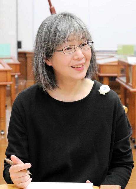 集まった“コロナ句”について語る八上桐子さん＝神戸市灘区王子町３、神戸文学館