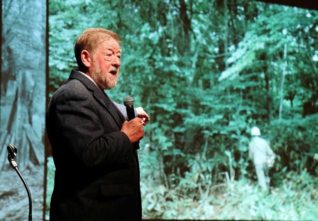 里山再生の取り組みなどテーマに講演するＣ・Ｗ・ニコルさん＝２０１８年１０月、たつの市揖保川町、アクアホール