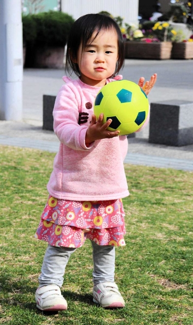 ボールで遊ぶ結実ちゃん（２）