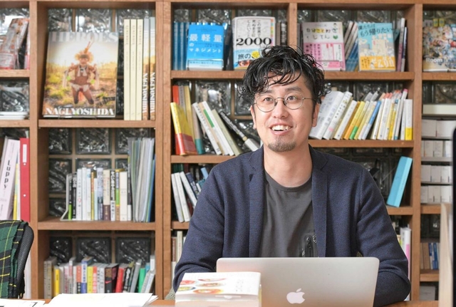 出版社「ライツ社」社長兼編集長の大塚啓志郎さん＝明石市（撮影・後藤亮平）