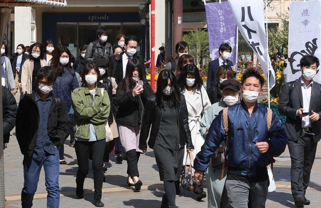 マスク姿で通勤する人たち＝６日午前９時３４分、神戸市中央区（撮影・辰巳直之）