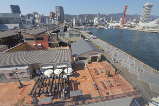 行楽シーズンにもかかわらず、ほとんど人がいない神戸・ハーバーランドの高浜岸壁周辺＝６日午後、神戸市中央区東川崎町１（撮影・吉田敦史）