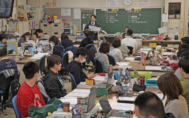 休校延長を巡る対応を話し合う教員ら＝６日午後、神戸市中央区東川崎町１（撮影・後藤亮平）